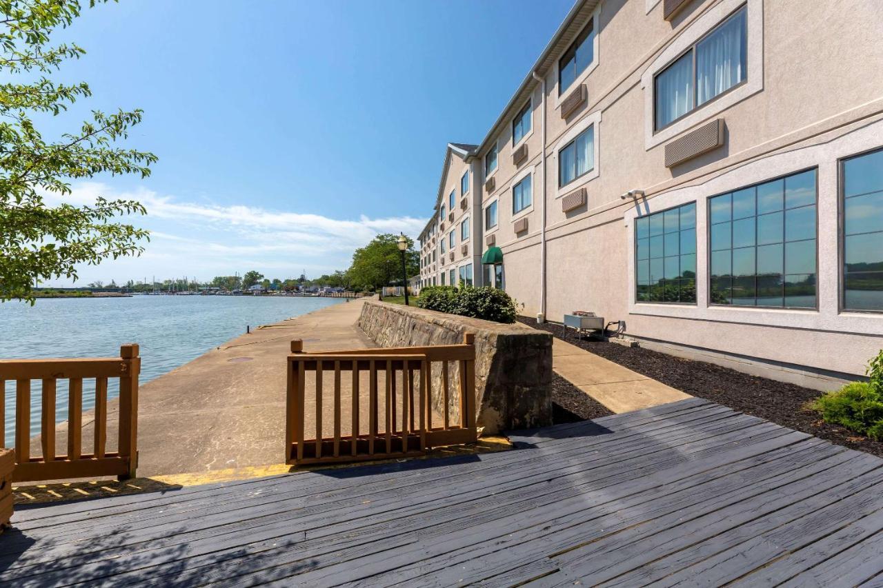 Comfort Inn River'S Edge Гурон Экстерьер фото