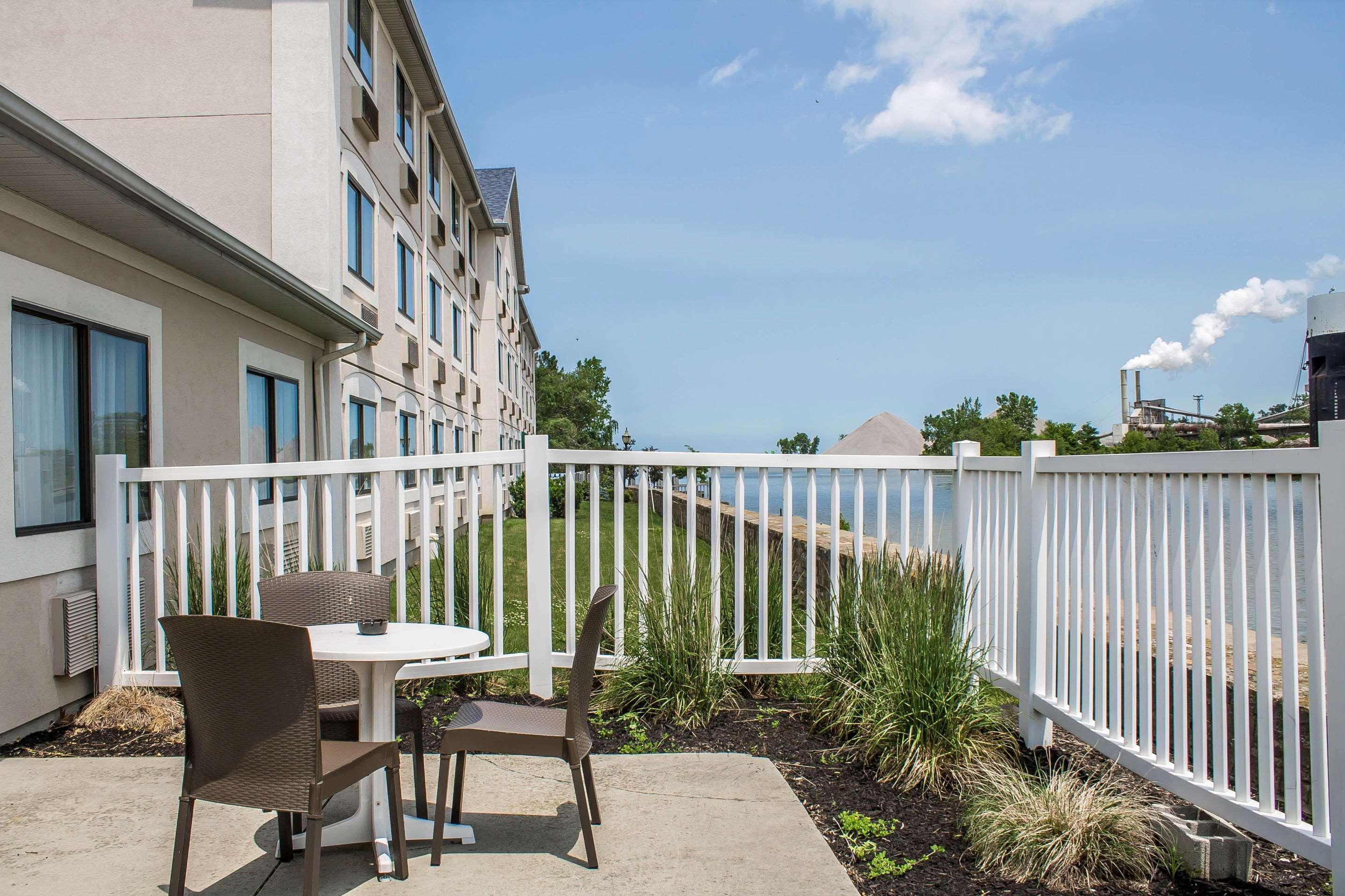Comfort Inn River'S Edge Гурон Экстерьер фото